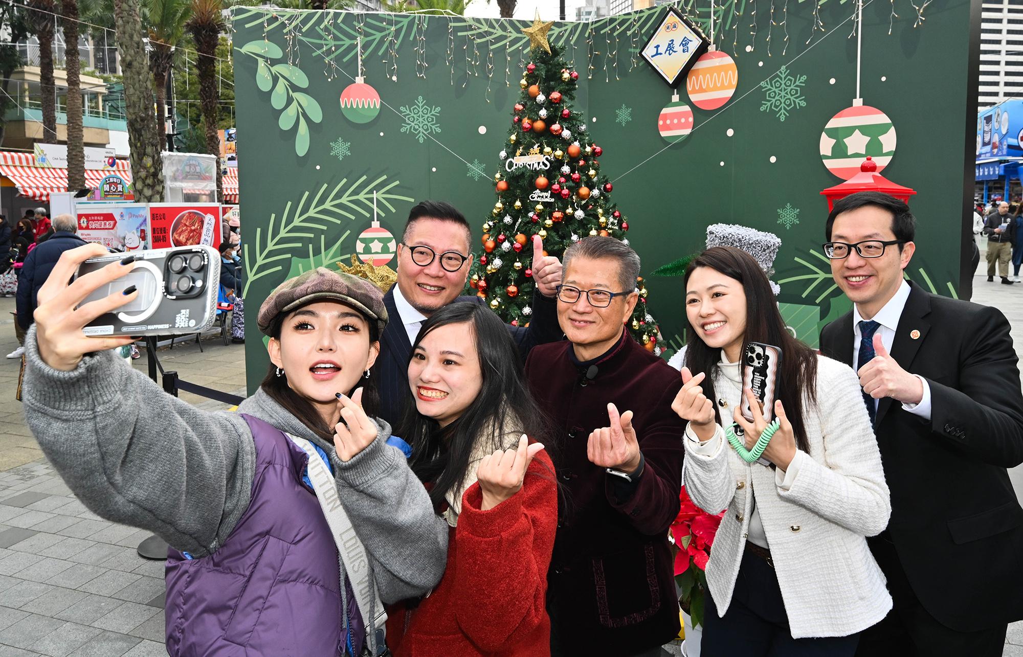 陳茂波相約了幾位內地社交平台博主逛工展會。（陳茂波網誌）