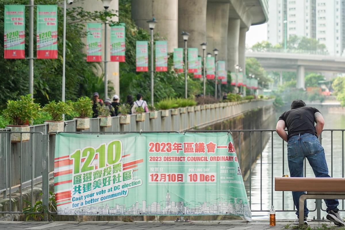 區議會選舉投票日的橫額和海報，在街頭幾乎隨處可見。(李睿哲攝)