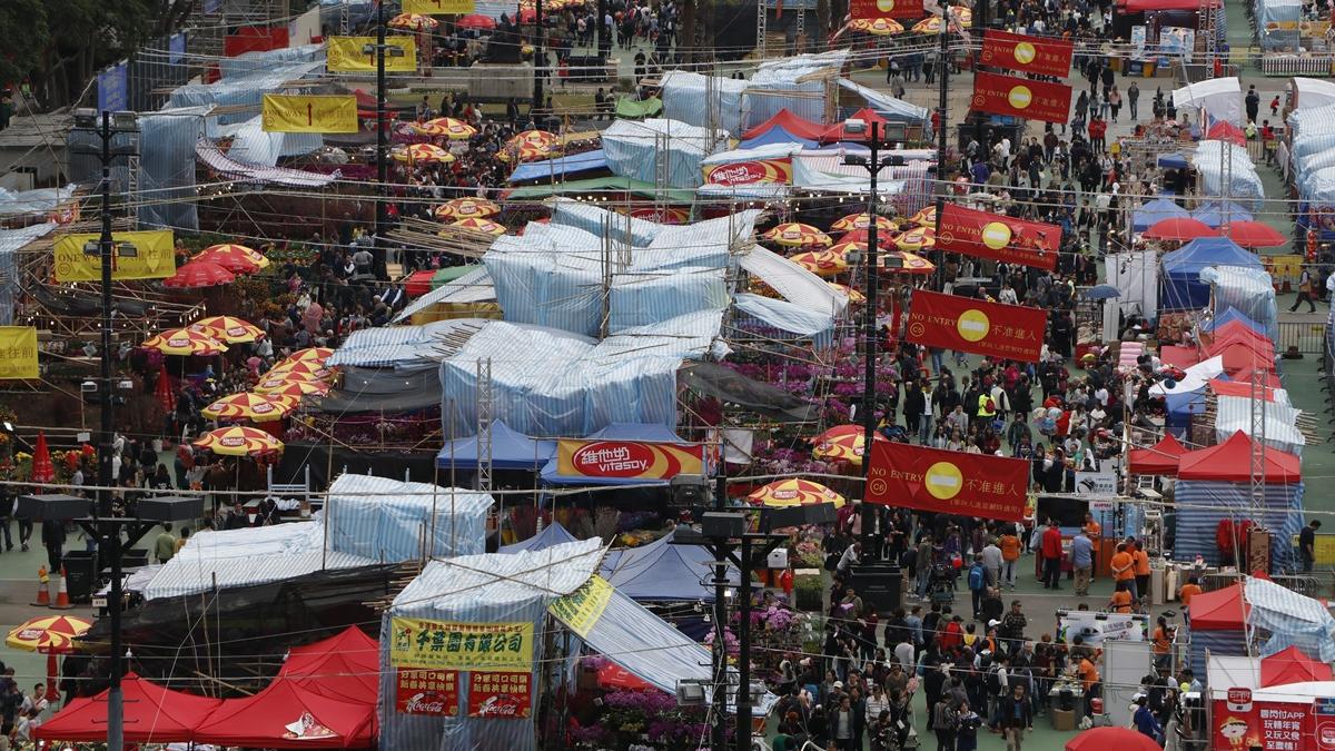 明年維園年宵將恢復設有濕貨、乾貨和快餐攤位。(資料圖片／鍾式明攝)
