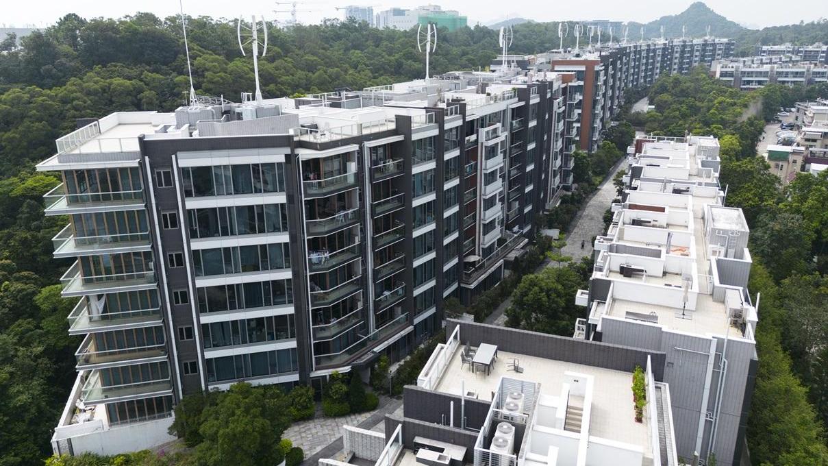 西貢清水灣傲瀧向有「明星屋苑」之稱，最新獲租客一口氣承租兩伙單位自用。