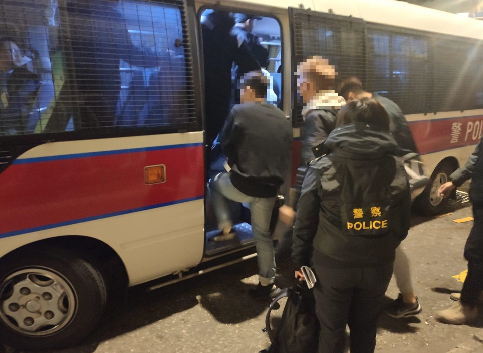 元朗掃蕩無牌酒吧   警拘負責人及15酒客最細17歲，被捕人士被帶署調查。