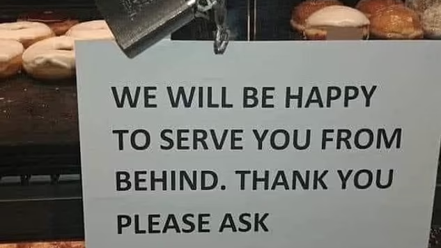 網上熱話｜盤點爆笑告示「5蚊揸兩個人」「我們從後面服務你」究竟講乜？