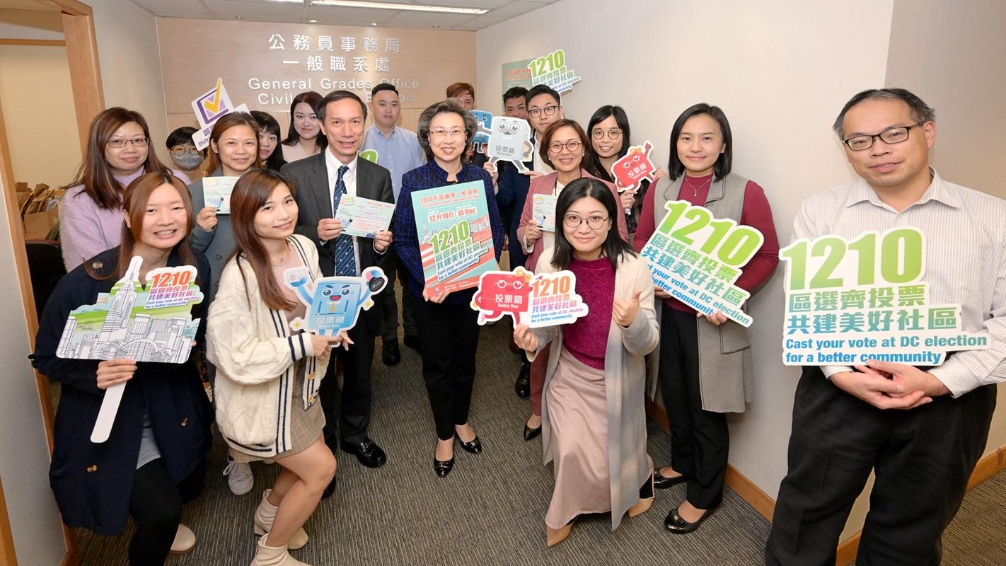 楊何蓓茵(第二排左四)到公務員事務局轄下一般職系處宣傳區議會選舉。(政府新聞處)