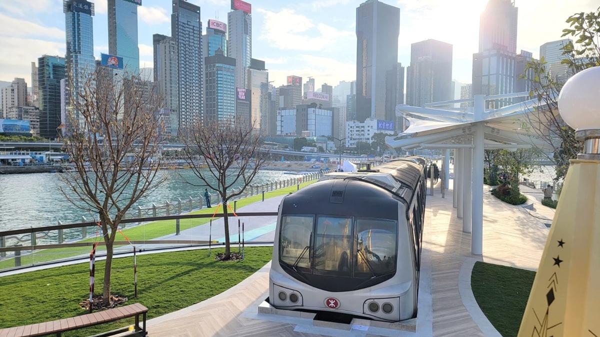 已退役嘅東鐵綫「烏蠅頭」列車，已經進駐新開嘅灣仔海濱「水上運動及康樂主題區」第四期。(林俊源攝)