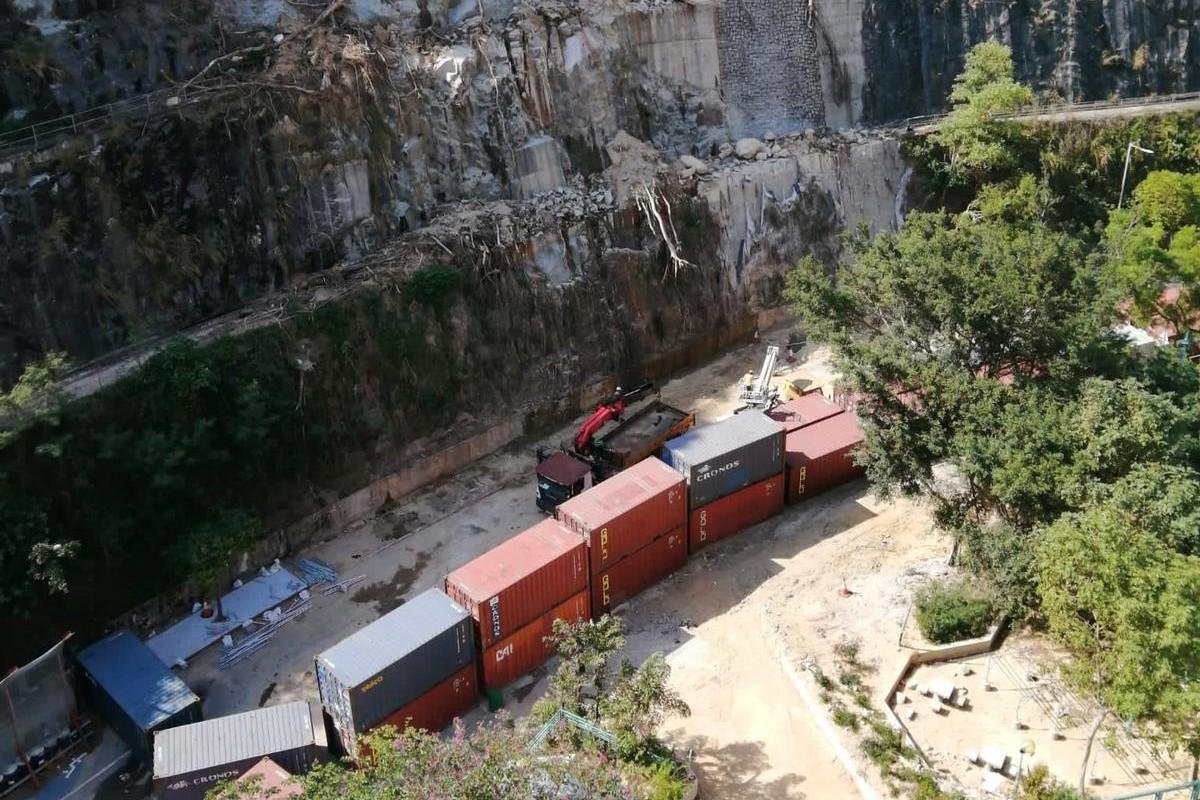 耀興道冧山泥現場已放置貨櫃，以防有石塊鬆脫衝向民居。(民建聯提供)
