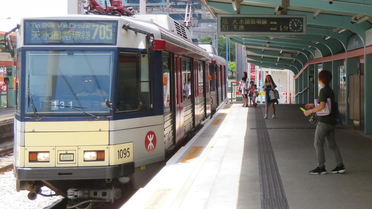 有政黨要求港鐵重新在輕鐵站設置列車班次顯示屏。(資料圖片)