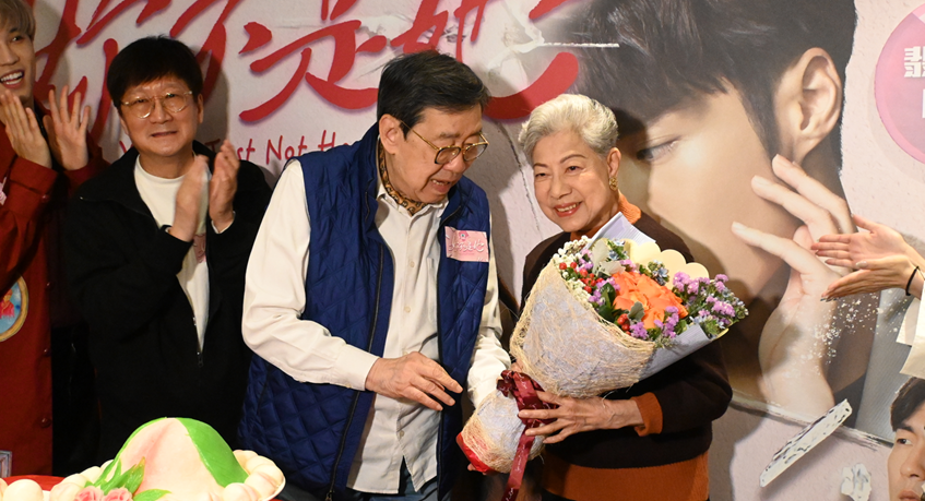 妳不是她｜發展地下情 胡楓送花俾羅蘭︰我哋實際啲要拍拖啦！