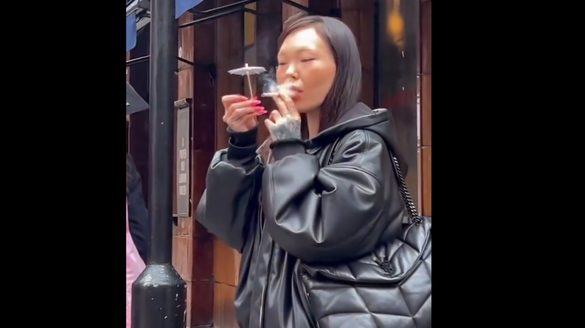 女子酒吧外食煙 用「迷你紙傘」為煙仔擋雨爆紅 真身竟然係咁(有片)