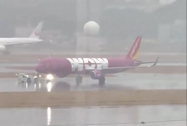 福岡機場一架泰國廉航客機走入錯誤的路線，要由拖車拖回正確路徑。(影片截圖)