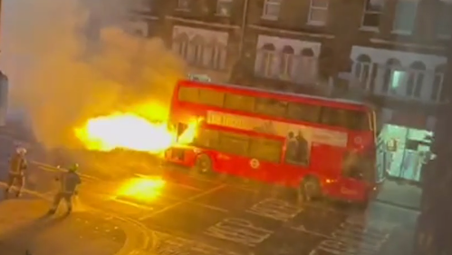 倫敦電動雙層巴士突起火烈焰衝天 目擊者︰爆炸聲很大