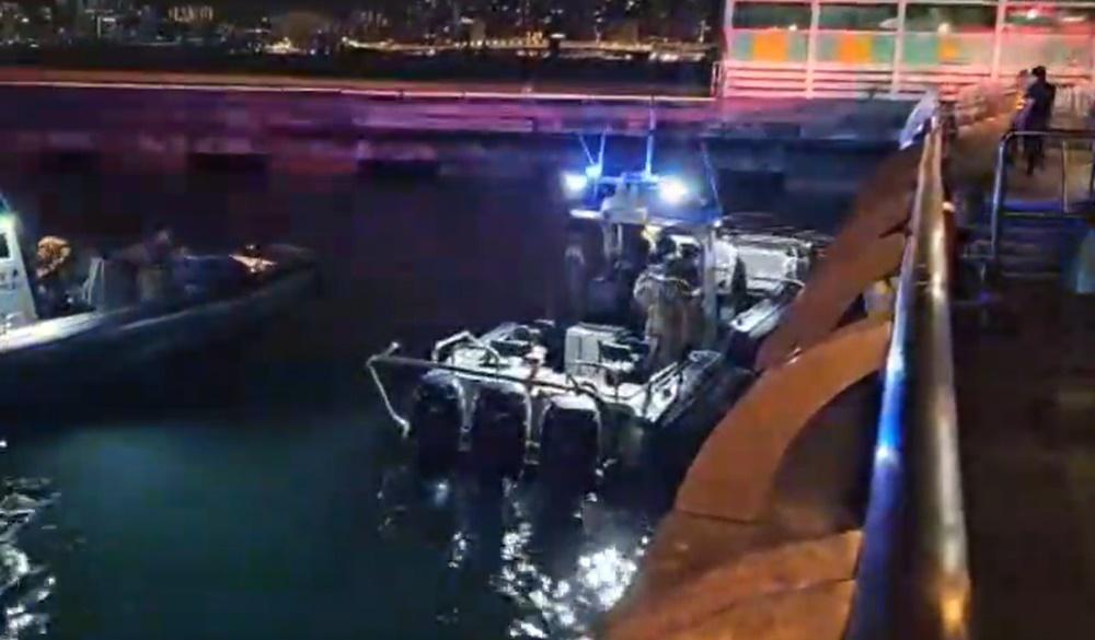 金紫荊廣場內地女疑情困墮海，深圳大學生拋水泡，警跳海救人。(電視截圖)