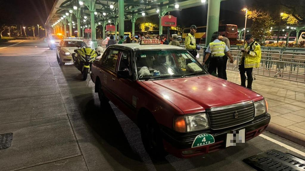 警喬裝乘客打擊黑的拘3司機，最多收逾264元車資。(警方相片)