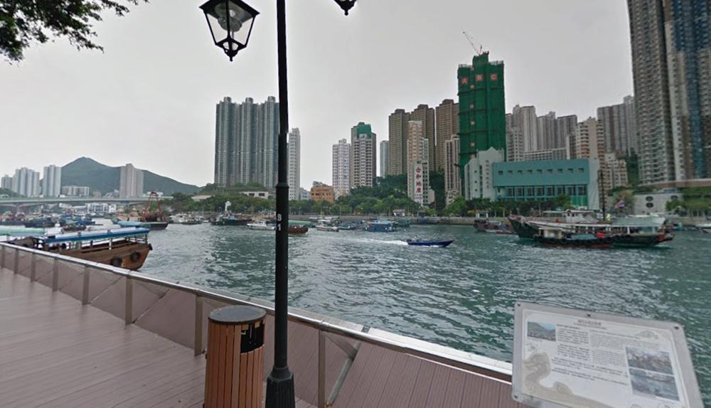 香港仔海濱公園女子墮海，途人合力救起。(Google Map)