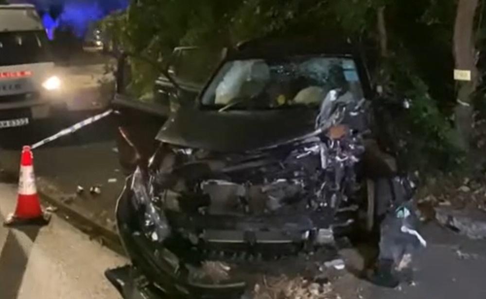 古洞兩刀匪劫車搶25萬現金，飆車撼燈柱1人被捕。(電視截圖)