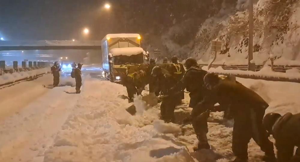 日本入冬最強寒流，岐阜高速公路700車一度受雪困。(X)