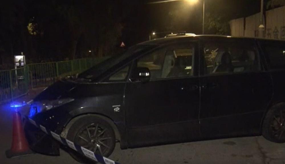 落馬洲2刀匪劫走客貨車上8條值逾400萬金條。(電視截圖)