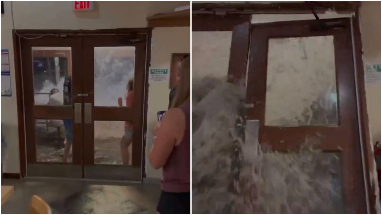 巨浪襲美軍馬紹爾群島基地，大水沖破餐廳大門食客驚叫如災難片。(X)