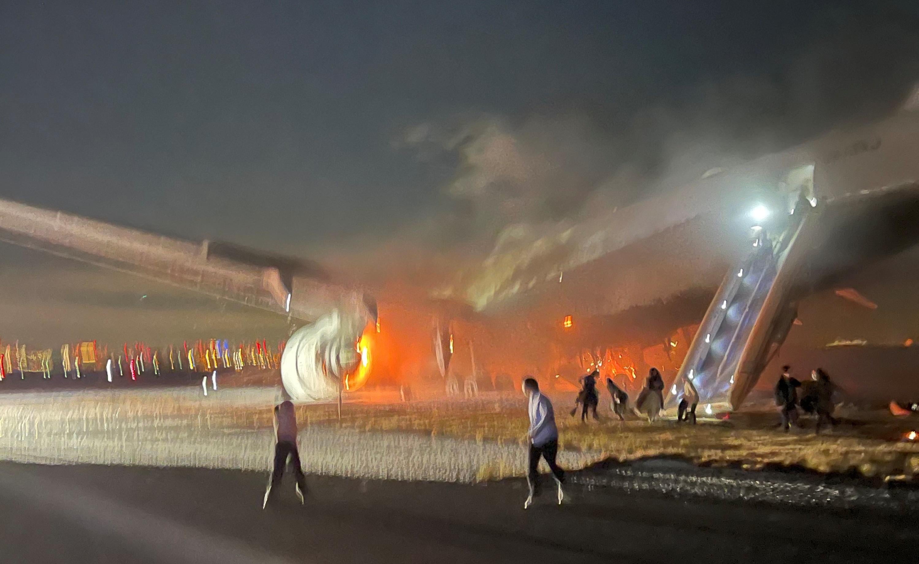 日航空客350-900型客機在成田機場跑道撞機