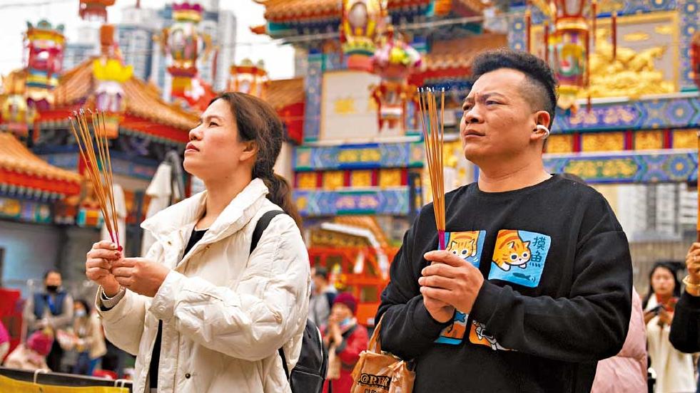 黃大仙祠年卅晚通宵開 料約6萬善信上頭炷香