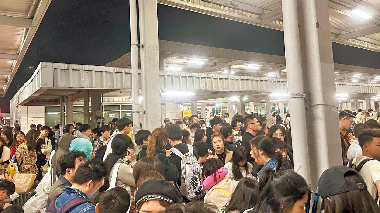 內地旅客跨年後滯留 席地而睡冒寒等天光 議員促增24小時口岸 保安局：與內地研究