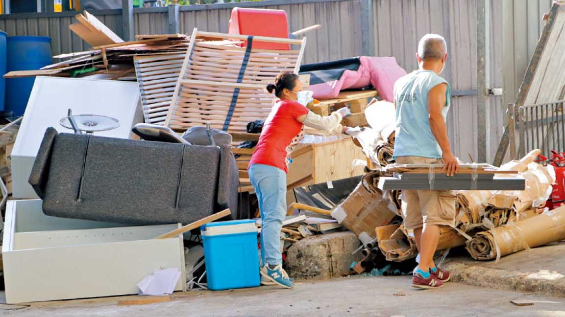拖把棍太長難放指定垃圾袋 環保署︰鋸開兩嚿入袋