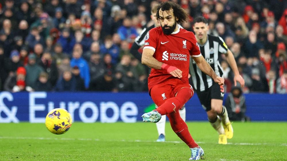 沙拿12碼第2度操刀建功，為利物浦射成4:2。(路透社)