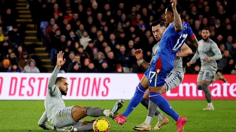 卡維特利雲的攔截被球證出示紅牌驅逐。(路透社)