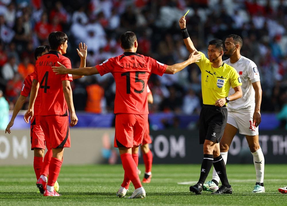 中國球證馬寧今仗出示共7張黃牌。(路透社)