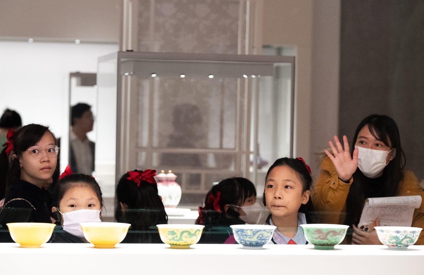 香港故宮精選8件與龍年有關的展品展出。(林靄怡攝)