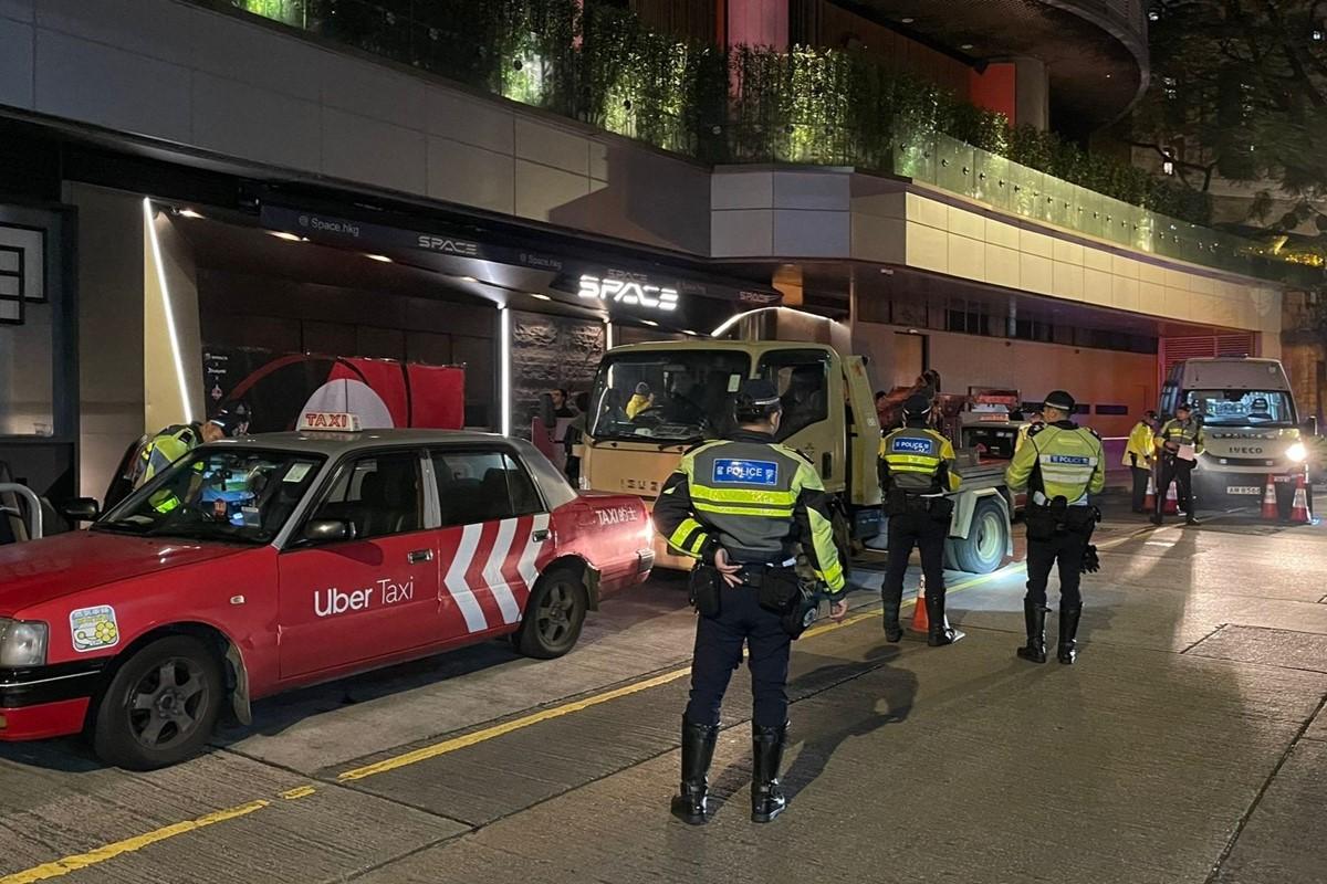 警方一連兩晚在蘭桂坊一帶打擊「黑的」。(警方圖片)