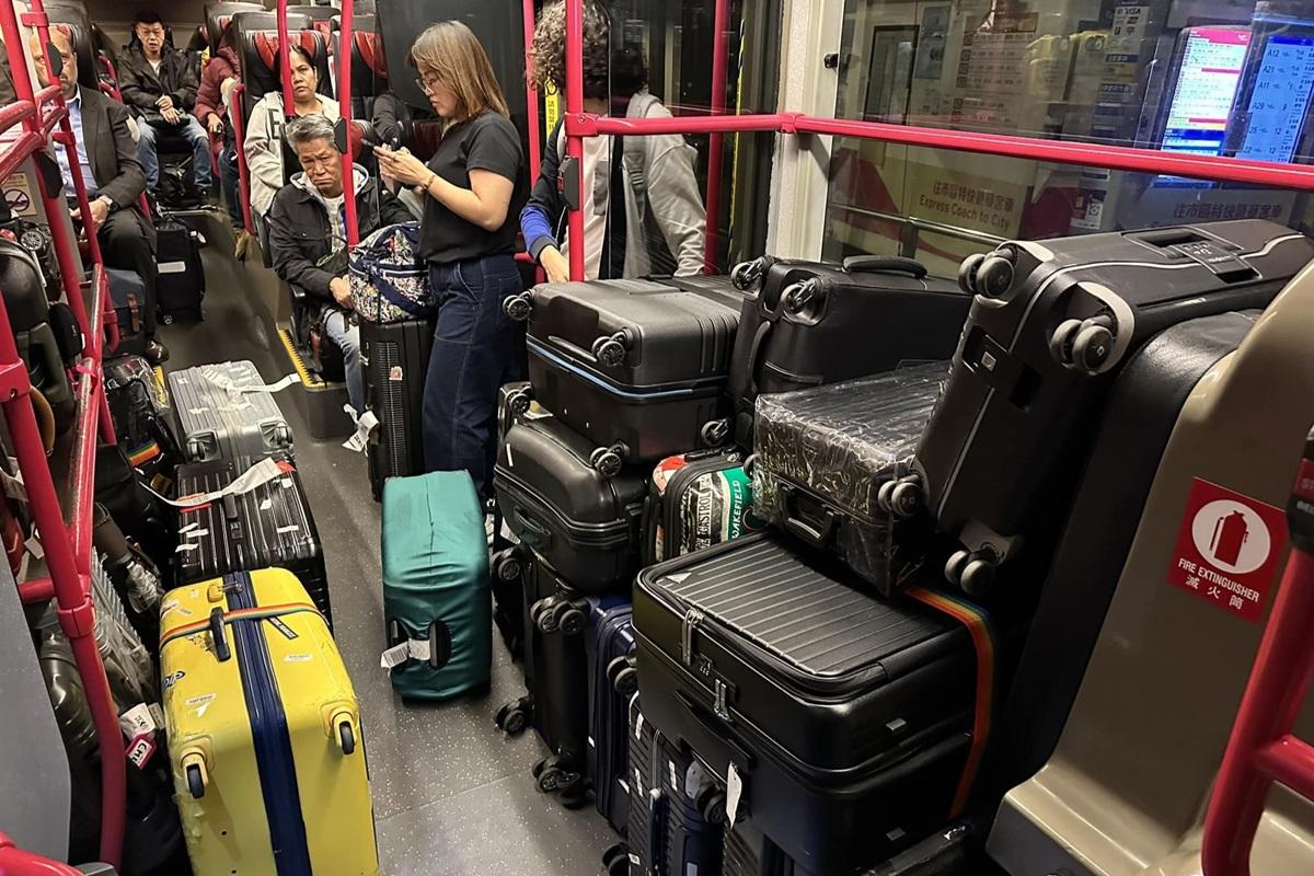 有網民日前乘搭機場巴士時，發現幾乎整個下層都擺滿行李。(網民Yiu Himhim@FB群組「是日快快-巴士即日相」)