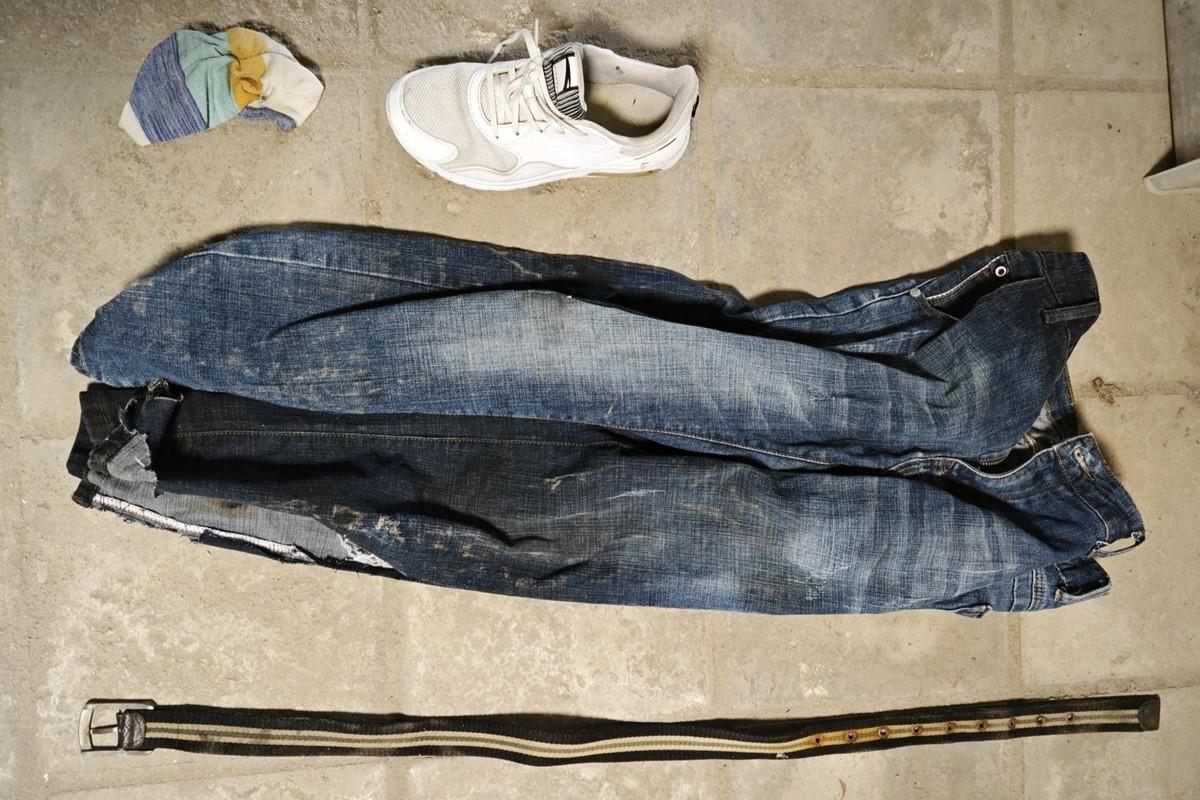 警方展示死者被發現時身穿的衣物，呼籲認識他或知情者聯絡警方。(警方圖片)