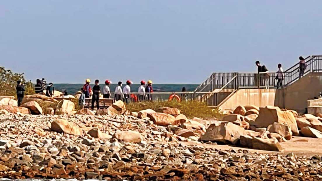 女子疑石澳拍照遭浪捲 兩兄跳海救人 兄妹二人魂斷怒海