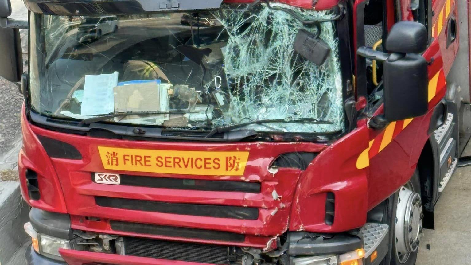 荃灣青山公路巴士與消防車相撞　至少10人受傷(馬路的事即時交通資訊台圖片)