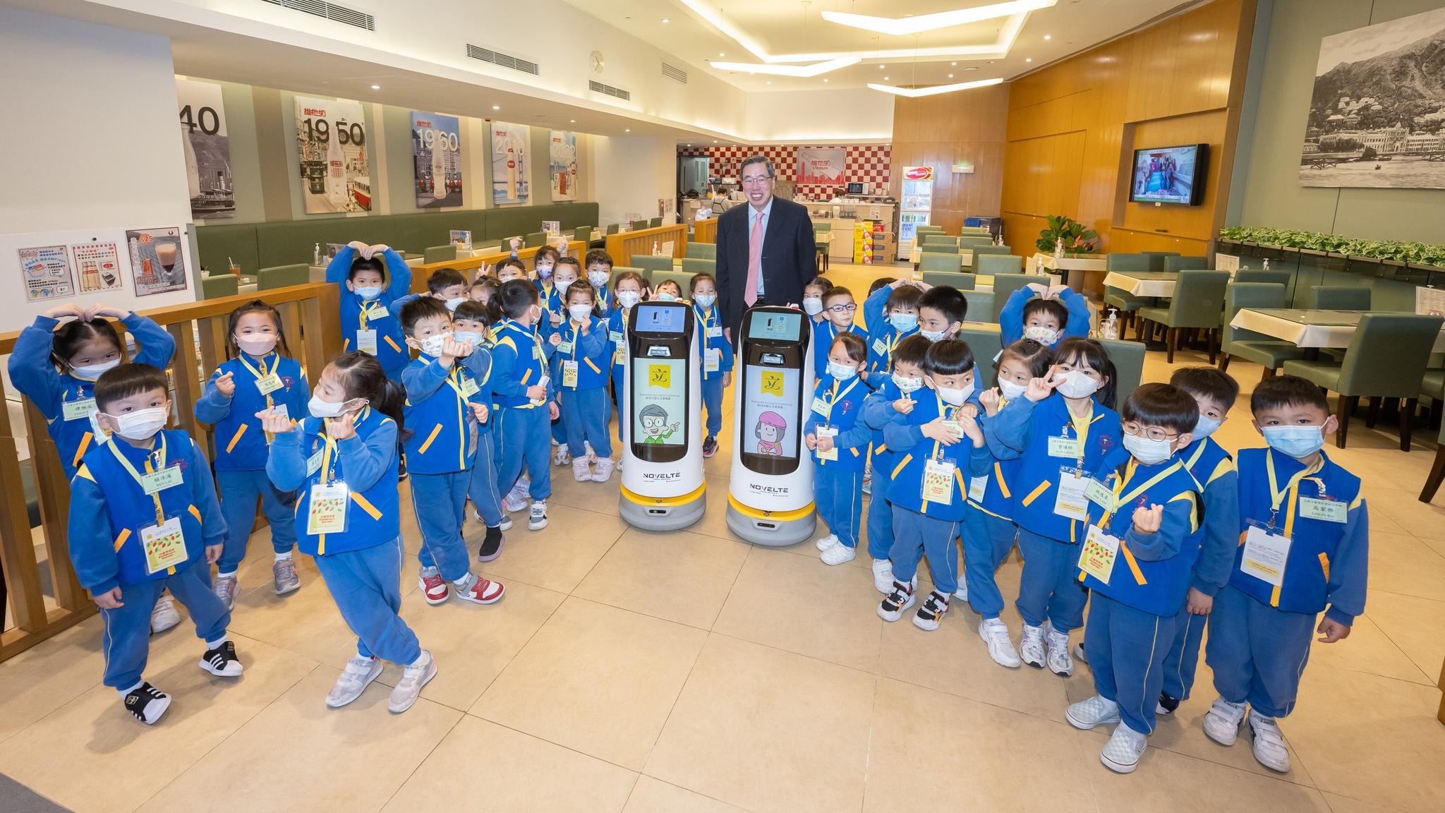 Ray Online｜立法會餐廳引入兩部送餐機械人　稱「立仔」和「立女」