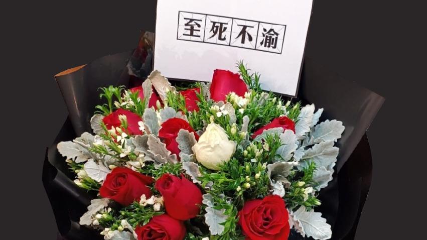  有殯儀業者公布將推出「至死不渝的愛」情人節花束，由情人節版的香檳金色靈車送花，給香港的有情人「一次深刻的情人節體驗」。(賣棺材的男孩fb)