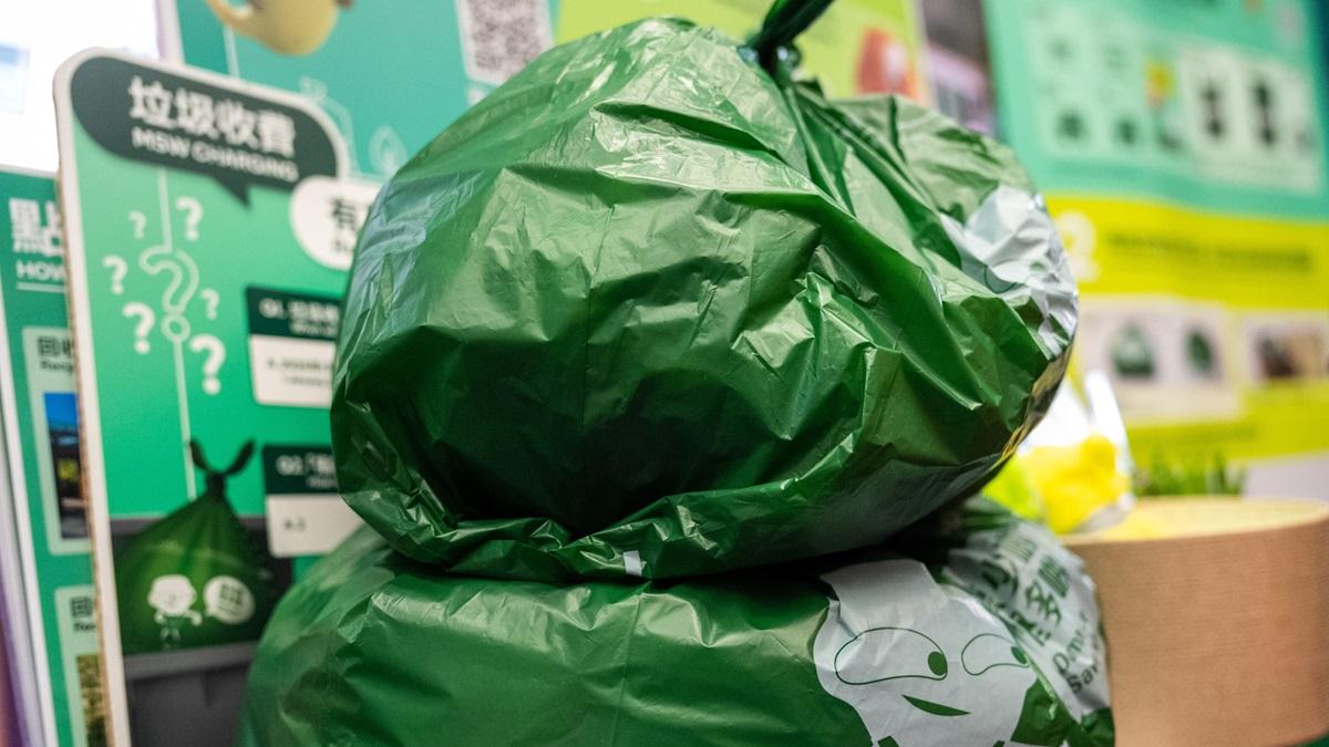 垃圾徵費生效後，市民必須購買指定垃圾袋棄置垃圾。(資料圖片／林靄怡攝)