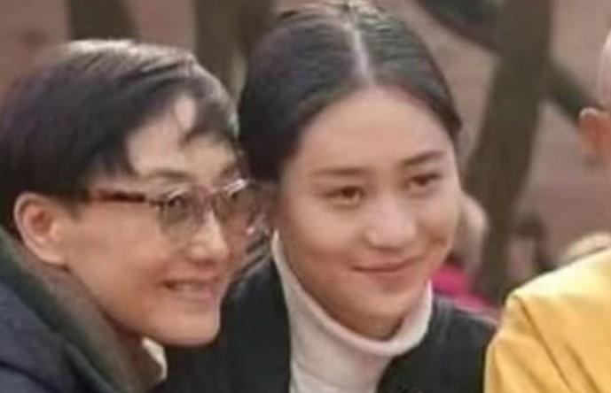 「暴瘦」利智陪李連杰尼泊爾修佛