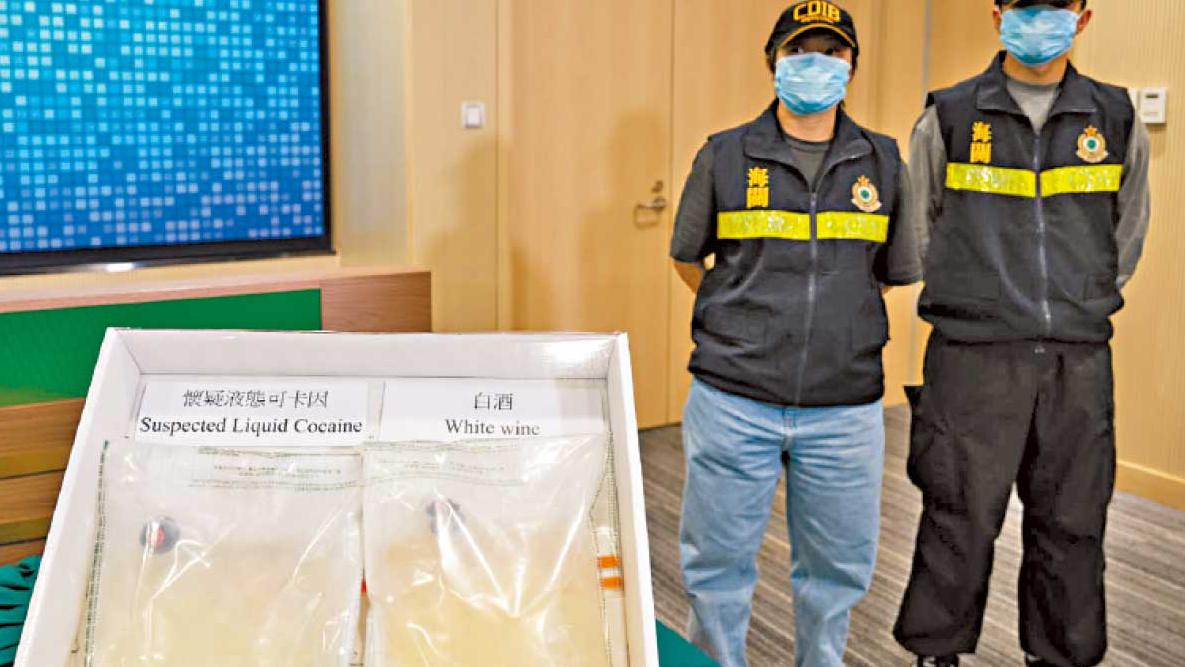 444公斤懷疑液態可卡因扮白酒 海關拘兩非華裔漢