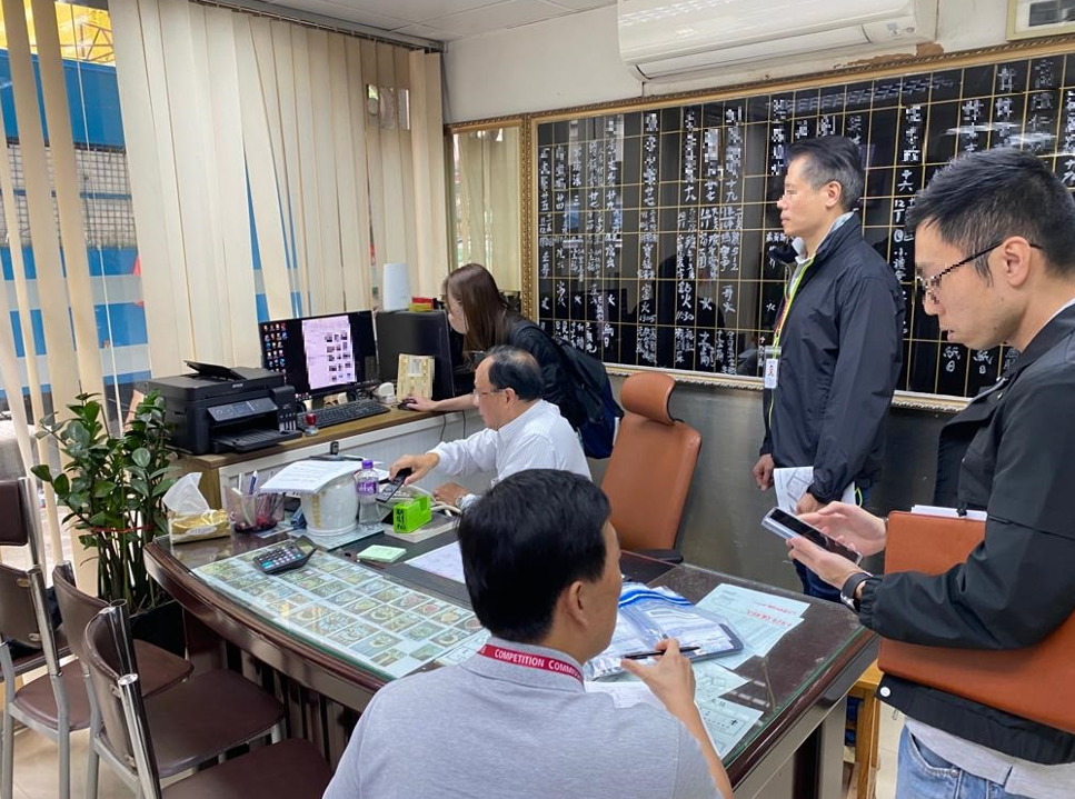 競爭事務委員會與警方今天(17日)早上展開搜查行動，根據法庭手令搜查了13個分別位於紅磡、屯門及元朗的處所，包括多間殯儀服務公司，及一個商會的辦公室。（競委會圖片）