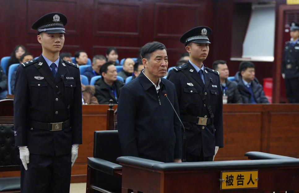 湖北省黃石市中級法院今日（29日）一審公開開庭審理了中國足球協會前黨委副書記、主席陳戌源受賄一案。陳戌源被指涉受賄共計折合8,103萬餘元人民幣，當庭表示認罪悔罪，法庭宣布休庭擇期宣判。(《人民日報》圖片)