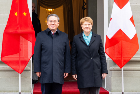 國務院總理李強在伯爾尼同瑞士總統阿姆赫德舉行會談。(新華社)