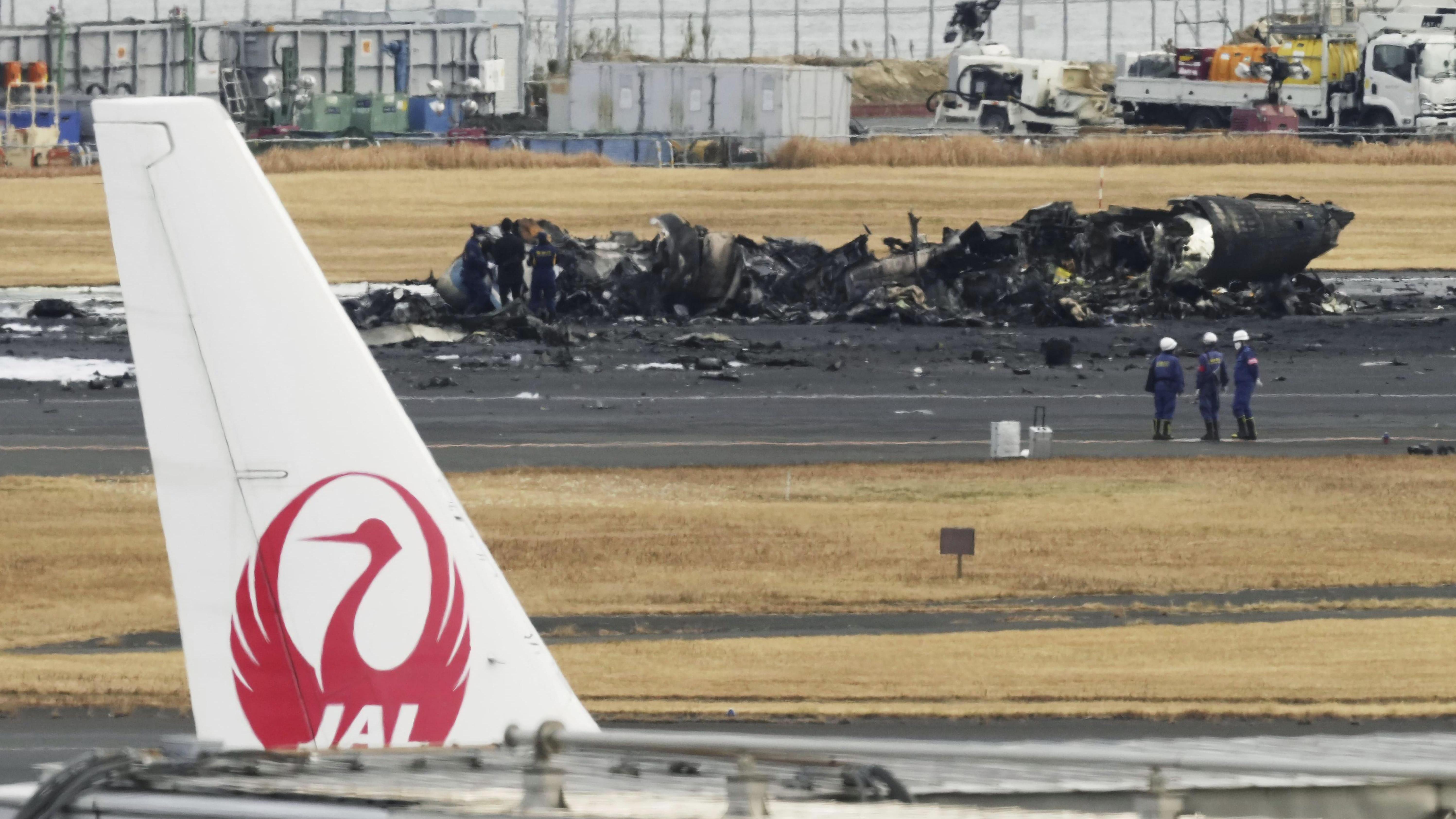日航起火｜保險業聯會：地震撞機是受保範圍　但旅客應先向航空公司或酒店索取退款(美聯社圖片)