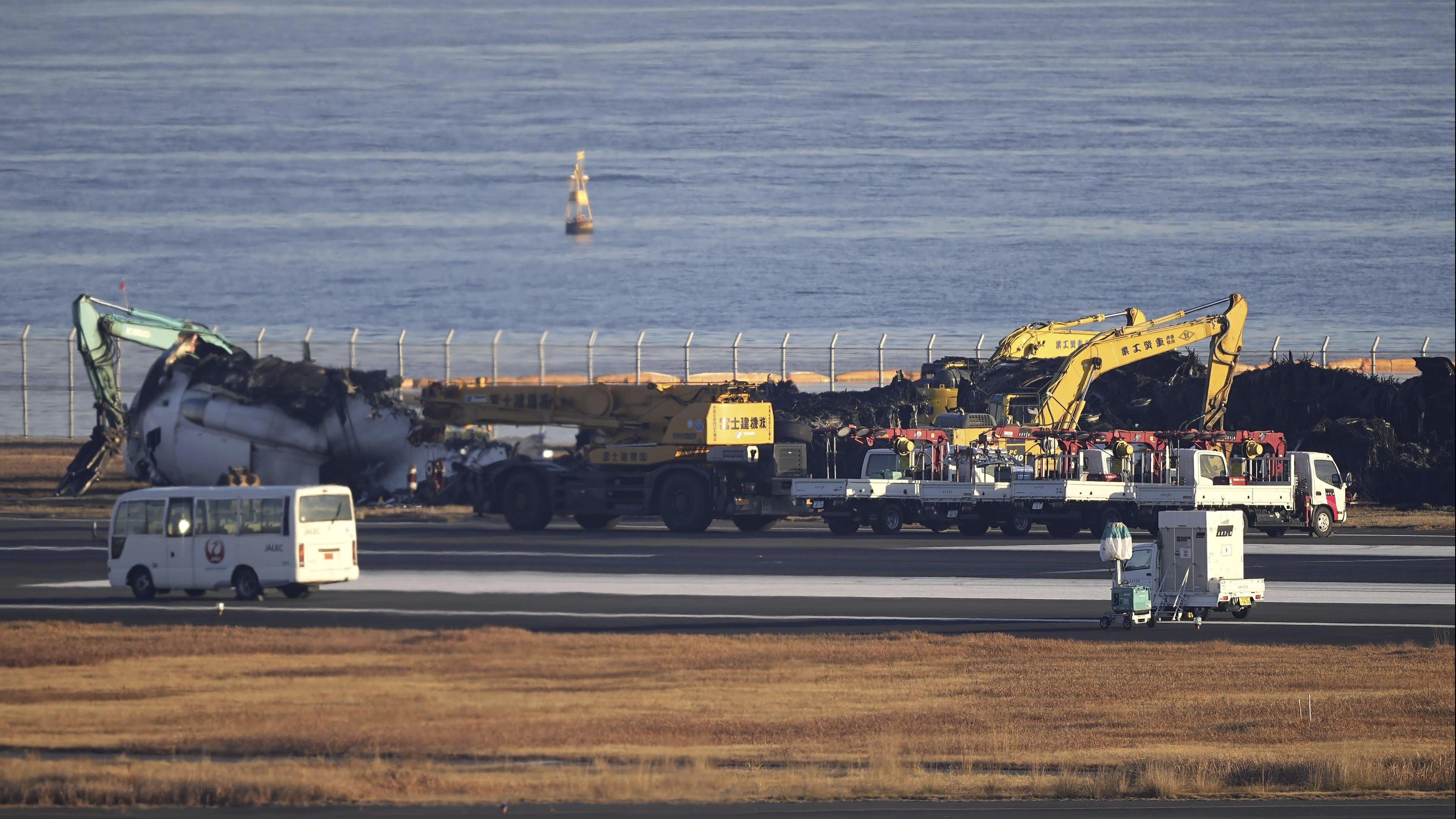 日航起火｜海上保安廳飛機6人疑誤解控制塔指令　倖存機長不停致歉(美聯社圖片)
