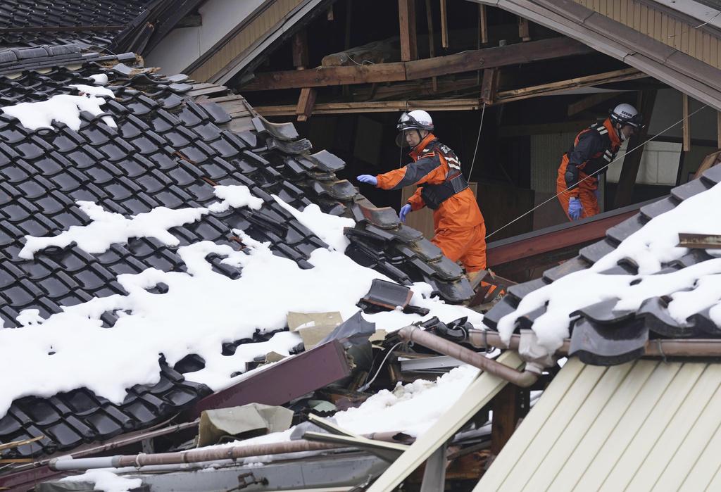 消防員周三繼續在珠洲市災區搜索。(美聯社)