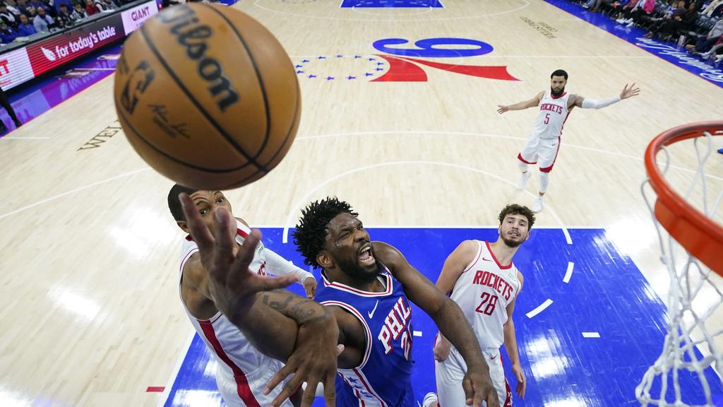 安比傷癒復出為76人擊敗火箭。(美聯社)