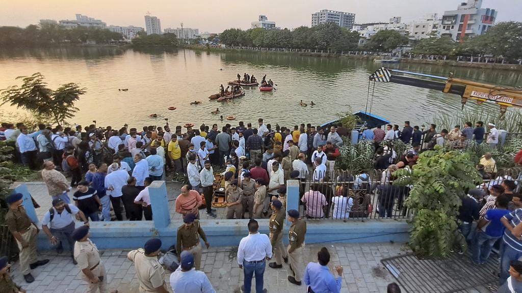 救援人員在湖上尋找失蹤學生。(美聯社)