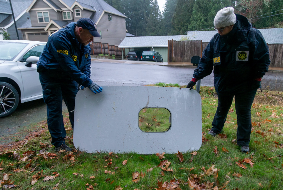 阿拉斯加航空一架波音737 MAX 9客機在高空飛脫的嵌入式艙門，已在波特蘭一間住宅的後院尋回。(路透社)