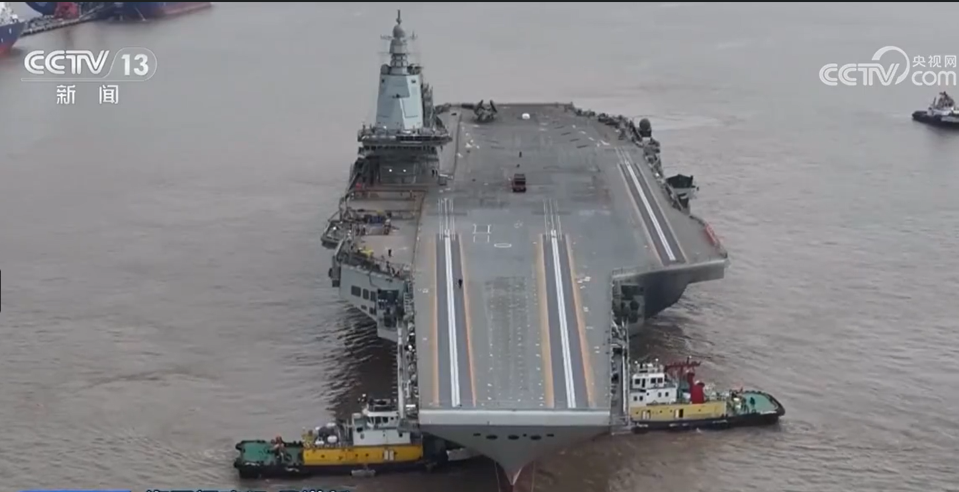 中央電視台周二（2日）晚播出的《新聞聯播》中，福建艦的最新畫面曝光，可清楚看到飛行甲板上三條電磁彈射軌道。