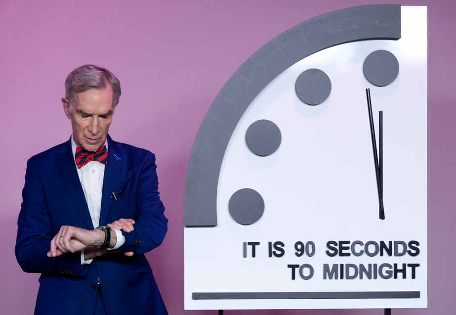 原子能科學家周二（23日）宣布提醒人類關注全球危機的「末日鐘」，停在距離代表末日的午夜前90秒，是連續第二年最接近午夜的時刻。（美聯社）